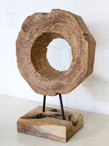Una scultura legno naturale - una,