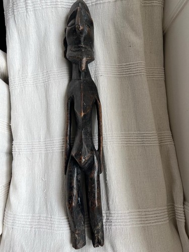 Antica statuina africana